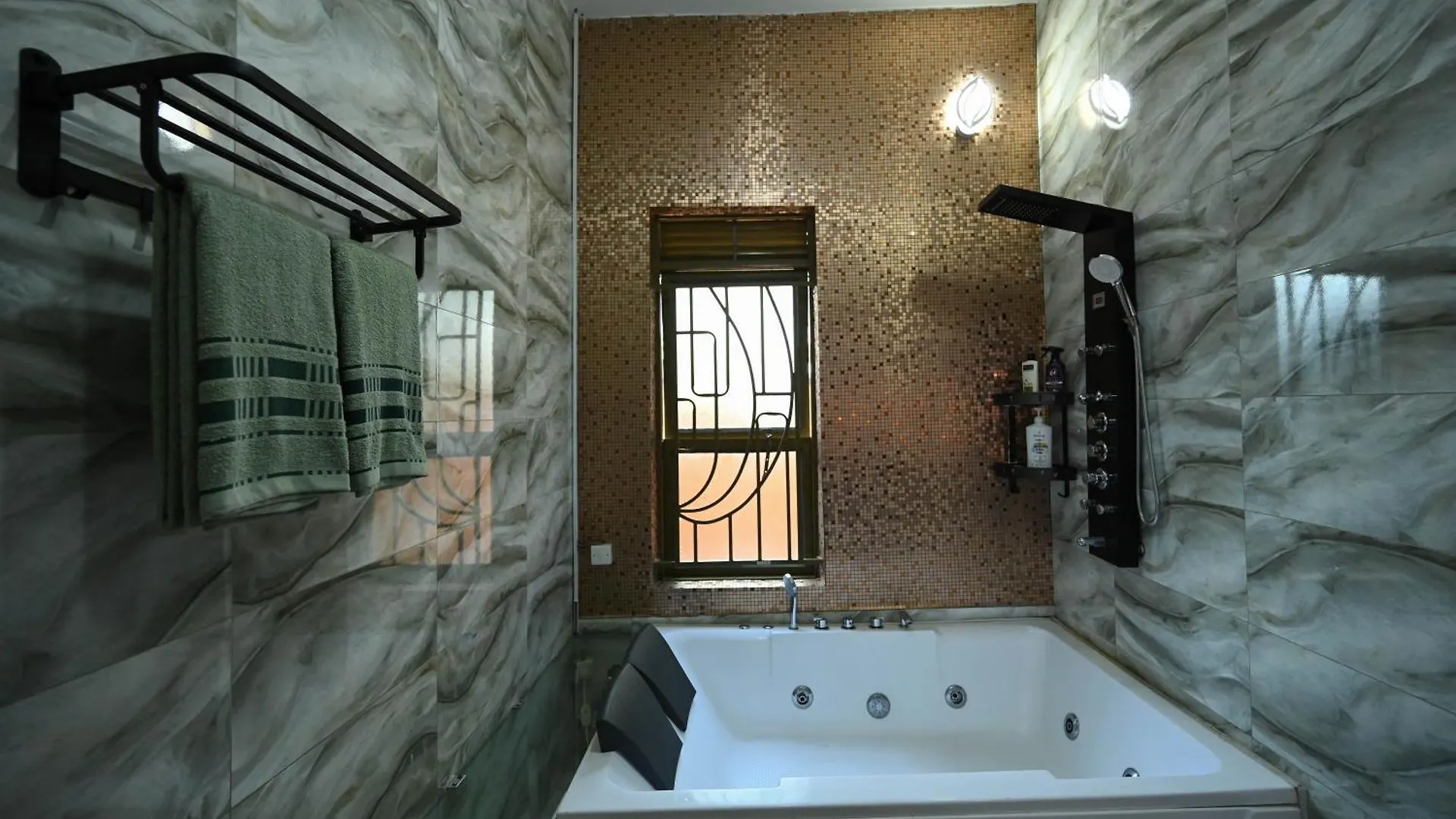 Cascade Cove Kampala -Jacuzzi - Gazebo With Fountain Βίλα