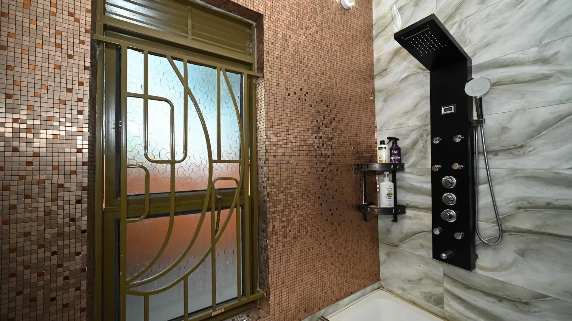 Cascade Cove Kampala -Jacuzzi - Gazebo With Fountain Βίλα