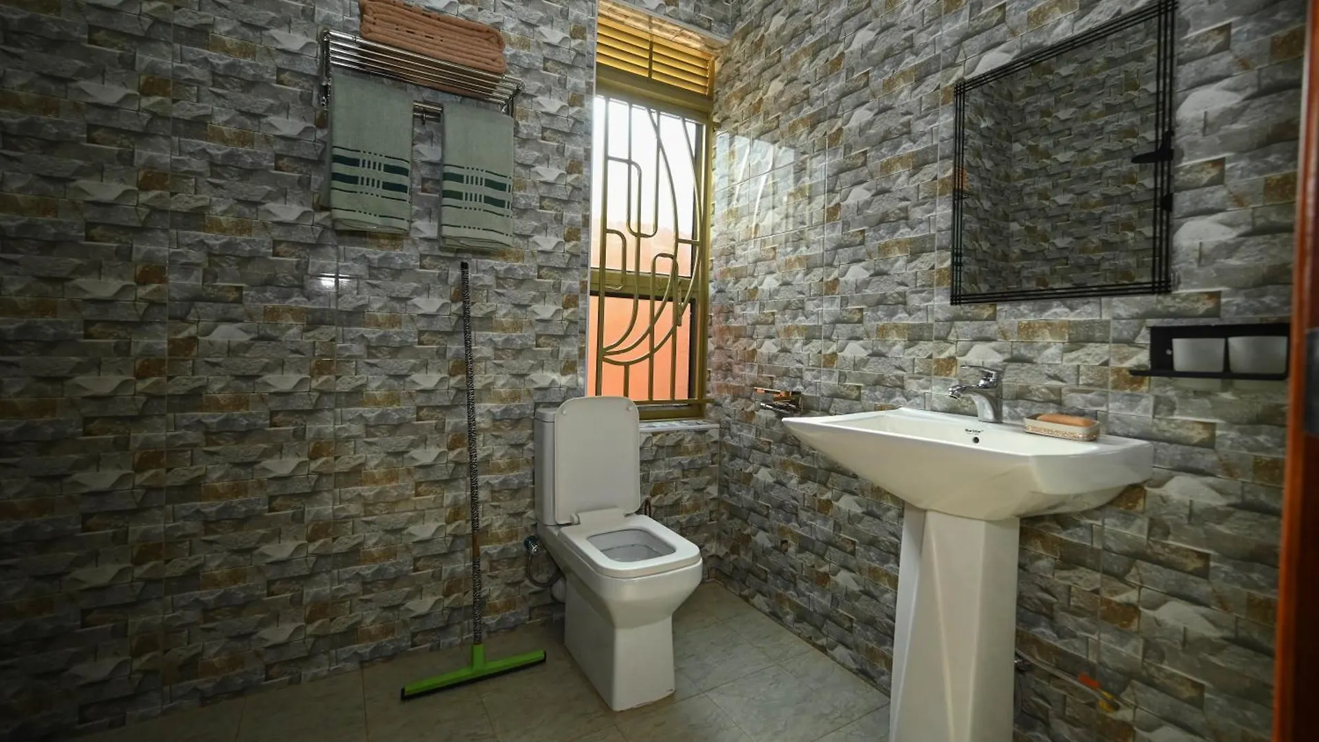 Cascade Cove Kampala -Jacuzzi - Gazebo With Fountain Βίλα
